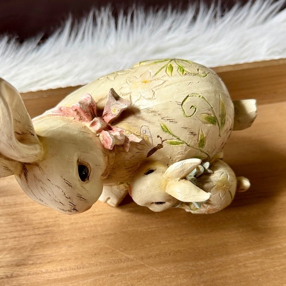 Hand Painted Figurine Baby Bunny with Mama Rabbit Wood Carved Roman Inc - Picture 9 of 10